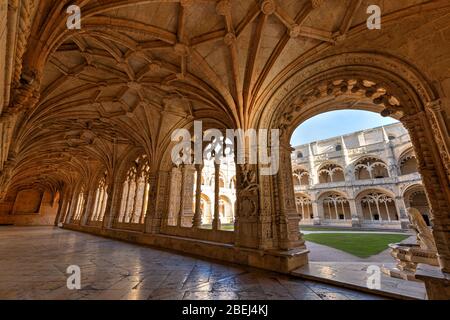 Dekorativer und leerer Kreuzgang und Innenhof im historischen Manuelinstil Mosteiro dos Jeronimos (Kloster Jeronimos) in Lissabon, Portugal. Stockfoto