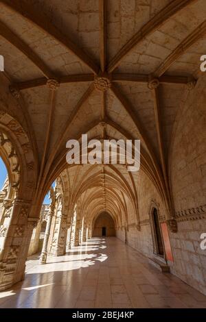 Dekorativer und leerer Kreuzgang im historischen Stil der Manueline Mosteiro dos Jeronimos (Kloster Jeronimos) in Belem, Lissabon, Portugal. Stockfoto