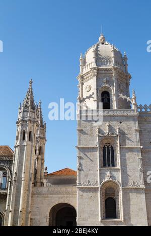 Blick auf die historische Hieronymus-Kloster (Hieronymus-Kloster) in Belem, Lissabon, Portugal, an einem sonnigen Tag. Stockfoto