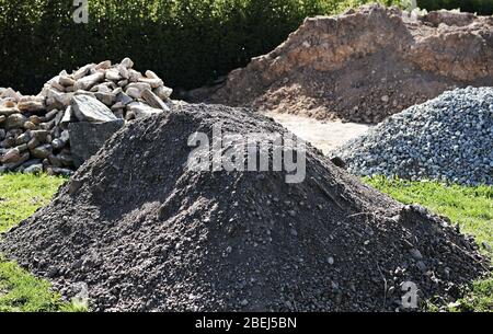 Außenlagerplatz mit Haufen Kies, Steinen und Erde. Stockfoto