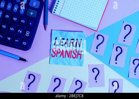 Schreiben Sie einen Hinweis, um Spanisch Zu Lernen. Geschäftskonzept zum Erwerb oder Erwerb von Sprachkenntnissen und Schreiben spanischer Mathematikstuff und Schreibgeräte Stockfoto