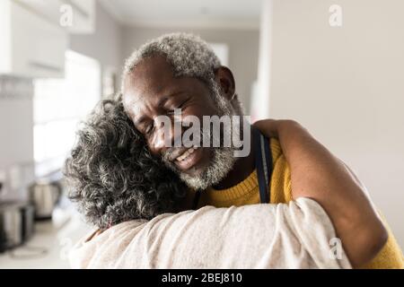 Ein älteres afroamerikanisches Paar, das Zeit zusammen zu Hause verbringt Stockfoto
