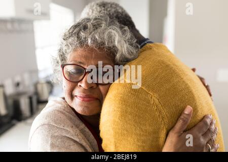 Ein älteres afroamerikanisches Paar, das Zeit zusammen zu Hause verbringt Stockfoto