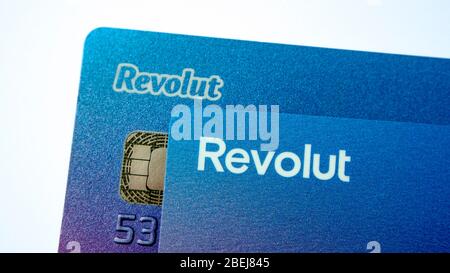 Revolut Bankkarten. Die umfirmierte Karte mit neuem, aktualisiertem Revolut-Logo auf der alten Bankkarte. Nahaufnahme des Fotos. Stockfoto