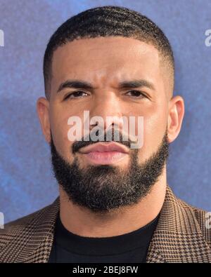 Hollywood, Usa. April 2020. (FILE) Drake gibt mit 'Toosie Slide' historisches Debüt auf Platz 1 bei Billboard Hot 100. Er wird der erste männliche Akt mit drei No. 1 Ankünften, als er seinen siebten Topper erzielt. HOLLYWOOD, LOS ANGELES, KALIFORNIEN, USA - JUNI 04: Rapper Drake trägt Tom Ford kommt bei der Premiere von Hbbs 'Euphoria' in Los Angeles an, die am 4. Juni 2019 im ArcLight Cinerama Dome in Hollywood, Los Angeles, Kalifornien, USA, stattfand. Bild: Image Press Agency/Alamy Live News Stockfoto