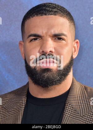 Hollywood, Usa. April 2020. (FILE) Drake gibt mit 'Toosie Slide' historisches Debüt auf Platz 1 bei Billboard Hot 100. Er wird der erste männliche Akt mit drei No. 1 Ankünften, als er seinen siebten Topper erzielt. HOLLYWOOD, LOS ANGELES, KALIFORNIEN, USA - JUNI 04: Rapper Drake trägt Tom Ford kommt bei der Premiere von Hbbs 'Euphoria' in Los Angeles an, die am 4. Juni 2019 im ArcLight Cinerama Dome in Hollywood, Los Angeles, Kalifornien, USA, stattfand. Bild: Image Press Agency/Alamy Live News Stockfoto