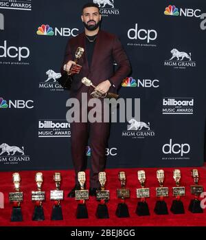 (FILE) Drake gibt mit 'Toosie Slide' historisches Debüt auf Platz 1 bei Billboard Hot 100. Er wird der erste männliche Akt mit drei No. 1 Ankünften, als er seinen siebten Topper erzielt. Bild: Image Press Agency/Alamy Live News Stockfoto