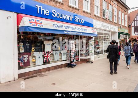 Souvenirladen auf der Straße in Stratford upon Avon, England, GB, Großbritannien Stockfoto