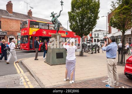Touristen machen Fotos von der Jester-Statue, während ein Stadtrundgang Bus fährt. Stratfor-upon-Avon, Warwickshire, England, GB, Großbritannien Stockfoto