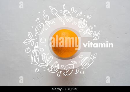 Orange und Buchstabe C auf gelbem Hintergrund. Doodle Stil Icons Bild Flat Lay Konzept des Schutzes der Immunität während einer Virusinfektion Stockfoto