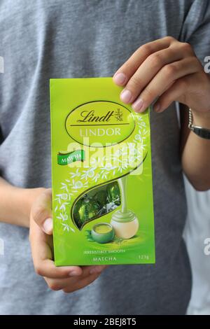 Nahaufnahme von Lindt Lindor Matcha Tee Geschmack Schokolade Stockfoto