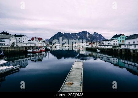 henningsvaer Hafen mit Booten auf der Seite und Berg im Hintergrund Stockfoto