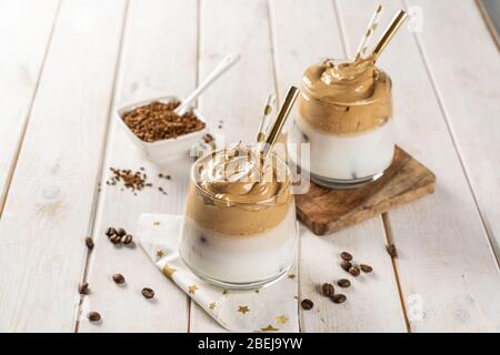 Kaffee Trend - Dalgona Kaffee, Schlagsahne Instant-Kaffee Stockfoto