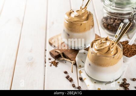 Kaffee Trend - Dalgona Kaffee, Schlagsahne Instant-Kaffee Stockfoto