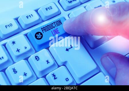 Konzeptionelles Handschreiben mit Produktionslinie. Konzept bedeutet einen Satz sequenzieller Vorgänge, die in einer Fabrik eingerichtet wurden Stockfoto