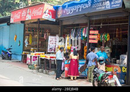 Athirappilly Wasserfälle, Geschäfte in athirappally Wasserfälle, Eingang athirappilly, kerala Öko-Tourismus, Wasserfälle in indien kerala, thrissur, kerala, indien Stockfoto