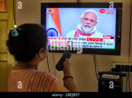 Kalkutta, Indien. April 2020. Der indische Premierminister Narendra Modi hat auf dem Bildschirm die Verlängerung der Sperrung bis zum 3. Mai angekündigt, um die Ausbreitung des Coronavirus zu verhüten.Indien hat 10,200 Fälle von Coronavirus und 330 Todesfälle bestätigt. Quelle: SOPA Images Limited/Alamy Live News Stockfoto