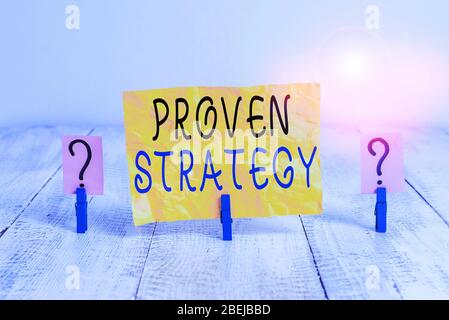 Schreiben Sie einen Hinweis mit Einer Bewährten Strategie. Geschäftskonzept für Bestätigten Ansatz oder Praktiken bei der Generierung von Verkäufen oder Leads Zerfallenden Blatt mit Papier-cli Stockfoto
