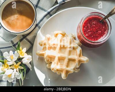 Eis und duftende Waffeln. Nahaufnahme Stockfoto