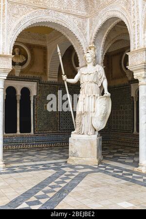 Statue der Athena im Hauptpatio der Casa de Pilatos, oder Pilatus-Haus, Sevilla, Provinz Sevilla, Andalusien, Südspanien. Stockfoto