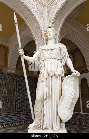 Statue der Athena im Hauptpatio der Casa de Pilatos, oder Pilatus-Haus, Sevilla, Provinz Sevilla, Andalusien, Südspanien. Stockfoto