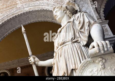 Statue der Athena im Hauptpatio der Casa de Pilatos, oder Pilatus-Haus, Sevilla, Provinz Sevilla, Andalusien, Südspanien. Stockfoto