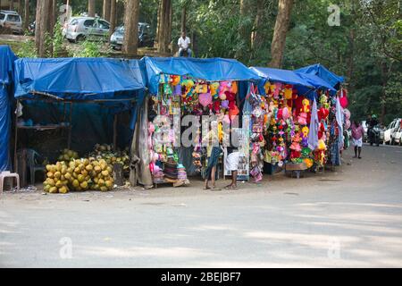 Athirappilly Wasserfälle, Geschäfte in athirappally Wasserfälle, Eingang athirappilly, kerala Öko-Tourismus, Wasserfälle in indien kerala, thrissur, kerala, indien Stockfoto