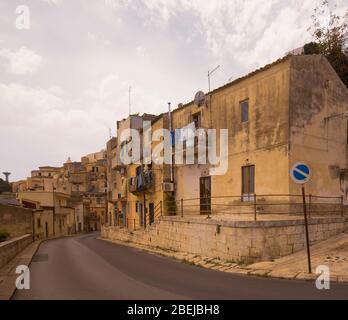 Ruhige Seitenstraße im alten Ragusa Sizilien Stockfoto