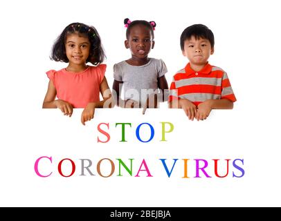 Gruppe von multirassischen Kindern zeigt "Stopp Coronavirus" . Konzept 2019-NCoV. Ausbruch des Corona-Virus. Text auf dem Board, Stockfoto