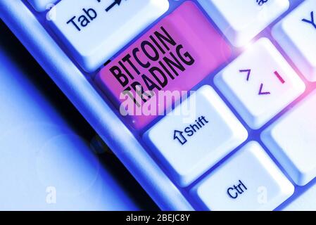 Hinweis zum Bitcoin Trading. Geschäftskonzept für den Kauf und Verkauf von Kryptokurrency auf dem Aktienmarkt Stockfoto