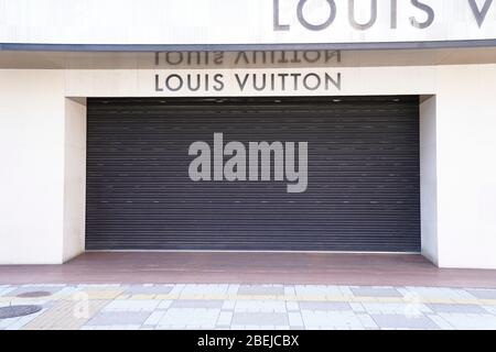 Tokio, Japan. April 2020. LOUIS VUITTON Ikebukuro wird am 14. April 2020 in Tokio, Japan, im Ausnahmezustand aufgrund der Verbreitung des neuartigen Coronavirus vorübergehend geschlossen. Quelle: AFLO/Alamy Live News Stockfoto