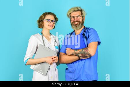 Gute Gesundheit ist ein gutes Geschäft. Medizin und Gesundheitskonzept. Team von Arzt und Krankenschwester. Teamwork im Krankenhaus für den Erfolg Arbeit und Vertrauen in das Team. Ärzte der Medizin sprechen. Stockfoto