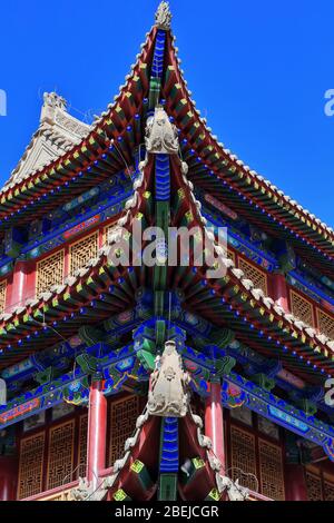 Umgedrehte Traufe mit Chiwen und chishou kunstvoll-Xieshan Stil Dach-Jiayuguan Festung-Gansu-China-0788 Stockfoto