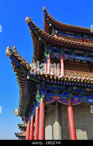 Umgedrehte Traufe mit Chiwen und chishou kunstvoll-Xieshan Stil Dach-Jiayuguan Festung-Gansu-China-0790 Stockfoto