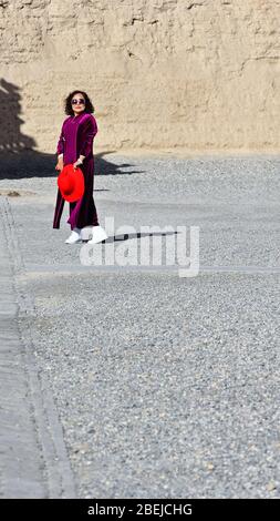 Stilvolle chinesische Frau-rote pamela in Hand-Jiayu Guan Pass Festung-Jiayuguan Stadt-Gansu-China-0794 Stockfoto