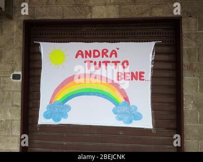 Ein Banner mit der Aufschrift "alles wird gut", das während der Schließungszeit auf dem geschlossenen Fensterladen eines Büros von Gewerkschaftsfunktionspersonenten angebracht ist Stockfoto