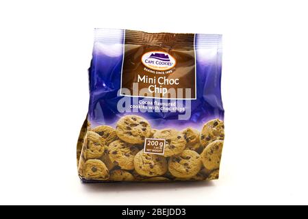 Alberton, Südafrika - ein Paket von Cape Cookies Mini-Choc-Chip-Cookies auf einem klaren Hintergrundbild mit Kopierraum isoliert Stockfoto