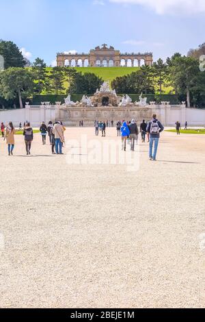 Wien, Aussia - 3. April 2015: Menschen, die zum Neptunbrunnen und Gloriette am Schönbrunn gehen Stockfoto