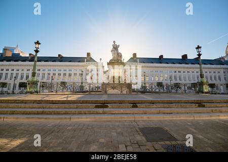 Martyrs' Square (Place des Martyrs). Sonnenaufgang hinter der Statue. Belgische Flagge. Brüssel, Belgien Stockfoto