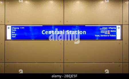 U-Bahn-Schild in Hauptbahnhof in Asterdam Stockfoto