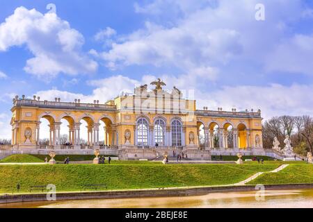 Wien, Aussia, Gloriette in Schönbrunn oder Schlossgarten Schönbrunn vor dem wolkigen blauen Himmel Stockfoto