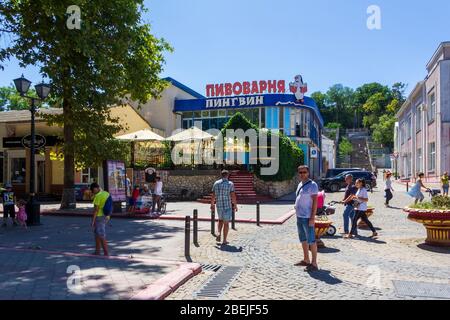 Kertsch, Russland - 13. August 2019: Touristen Fußgänger im Zentrum der südlichen Kurstadt Kertsch an einem Sommertag Stockfoto