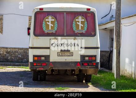 Kertsch, Russland - 13. August 2019: Der Leichenwagen mit der Aufschrift Trauer in der ukrainischen Sprache Stockfoto