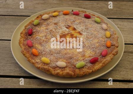 Traditioneller Rice Pudding Osterkuchen mit Zuckereiern dekoriert. Draufsicht. Holztisch. Stockfoto