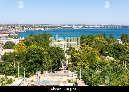 Kerch, Russland - 13. August 2019: Sommerlandschaft mit Blick auf den Seehafen und die Stadt Kerch vom Berg Mithridates Stockfoto