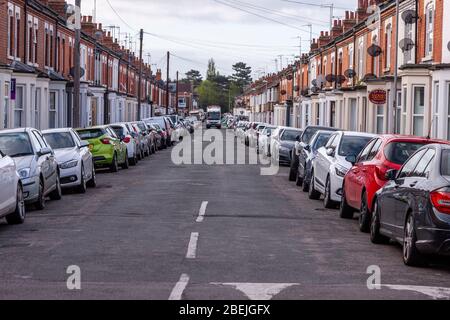 Northampton, Großbritannien. April 2020. Geparkte Autos in der Wycliffe Straße mit nur den Müllmännern, die arbeiten, da die meisten Leute von zu Hause wegen des Coronavirus arbeiten, am Tag nach dem Osterfeiertag Wochenende, als es normalerweise mit Pendlern beschäftigt sein würde, die zur Arbeit gehen. Kredit: Keith J Smith./Alamy Live News Stockfoto