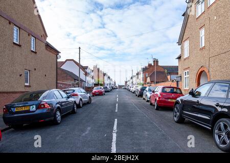 Northampton, Großbritannien. April 2020. Geparkte Autos in Garrick Straße mit Menschen, die von zu Hause aus wegen der Coronavirus, am Tag nach dem Osterfeiertag Wochenende, wenn es in der Regel mit Pendlern gehen zur Arbeit beschäftigt sein würde. Kredit: Keith J Smith./Alamy Live News Stockfoto