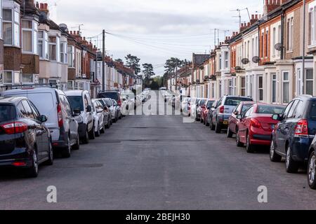 Northampton, Großbritannien. April 2020. Geparkte Autos in Lutterworth Straße mit Menschen, die von zu Hause aus wegen der Coronavirus, am Tag nach dem Osterfeiertag Wochenende, wenn es in der Regel mit Pendlern gehen von der Arbeit beschäftigt sein würde. Kredit: Keith J Smith./Alamy Live News Stockfoto