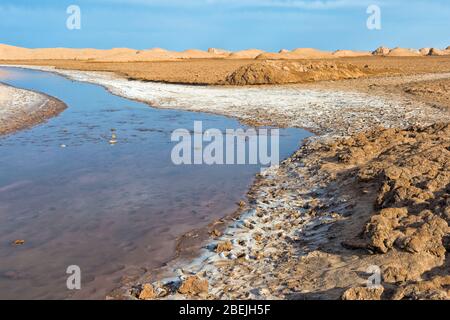 Der Strom fließt durch die Dasht-e Lut- oder Lut-Wüste, den heißesten Ort der Welt, die Provinz Kerman, den Iran Stockfoto