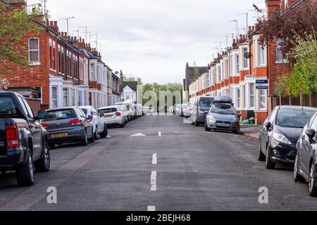 Northampton, Großbritannien. April 2020. Geparkte Autos in Albany Road mit Menschen, die von zu Hause aus wegen des Coronavirus arbeiten, am Tag nach dem Osterfeiertag Wochenende, wenn es in der Regel mit Pendlern gehen zur Arbeit beschäftigt sein würde. Kredit: Keith J Smith./Alamy Live News Stockfoto